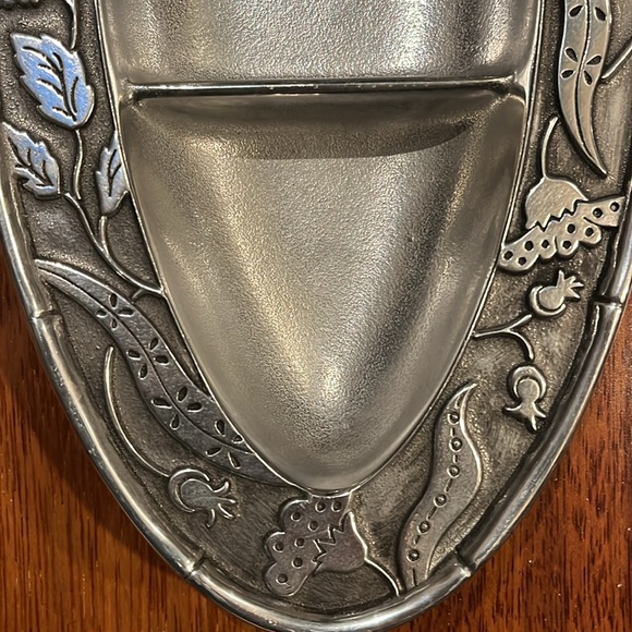 Wilton Armetale® Artesian Road Larger (14")  Oval Divided Server - Picture 10 of 11